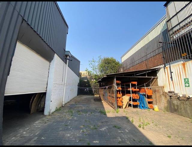 1,100M² WAREHOUSE FOR SALE IN NEWLANDS